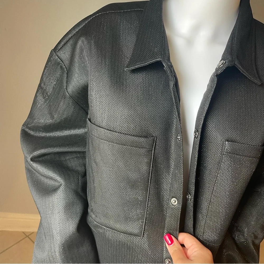 Black Metallic Snap-Button Shacket
Size xxl
For Men 
New
Brand is Forever 21 - Picture 9 of 11